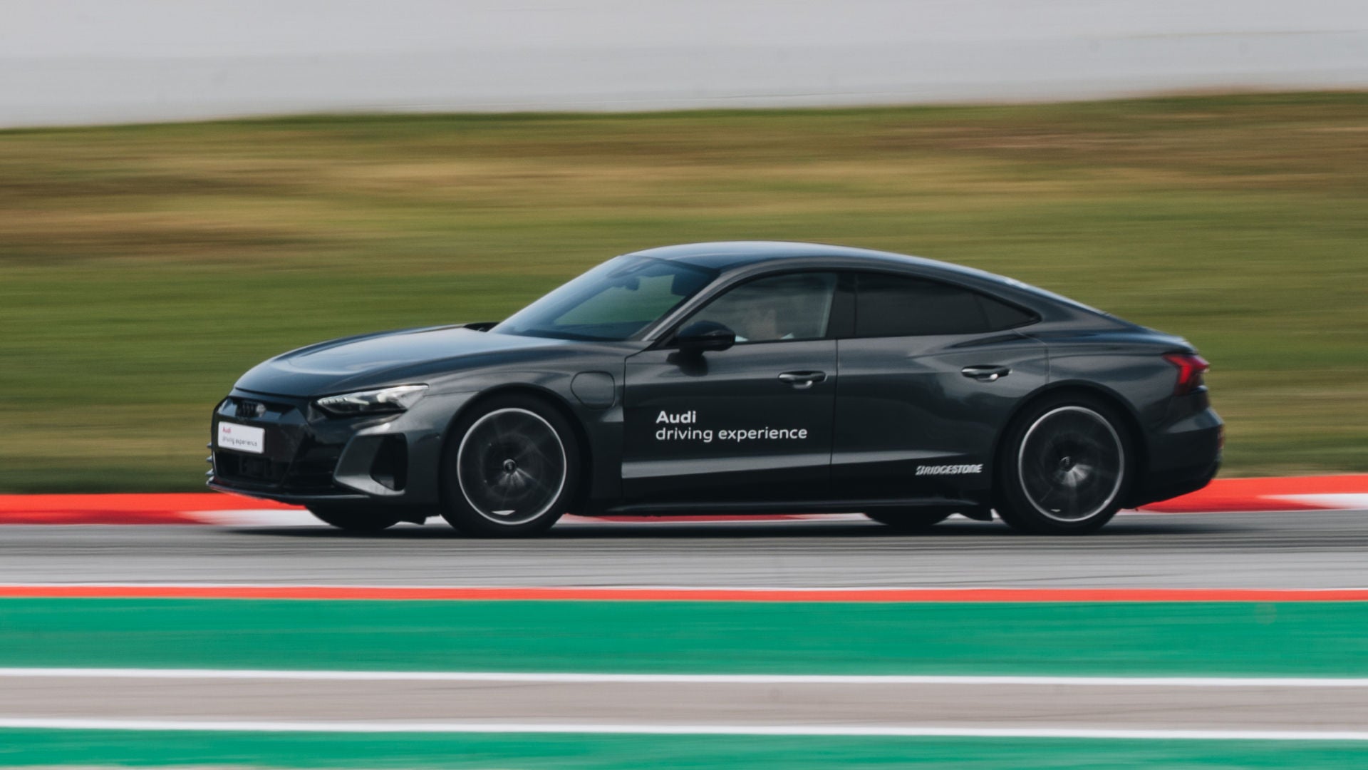 Foto de un modelo Audi Sport en los cursos de conducción Audi driving experience Training.