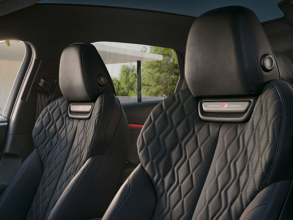 Afbeelding van de zwarte sportstoelen met geperforeerde lederen bekleding en ruitvormig stiksel in de S6 Sportback e-tron.