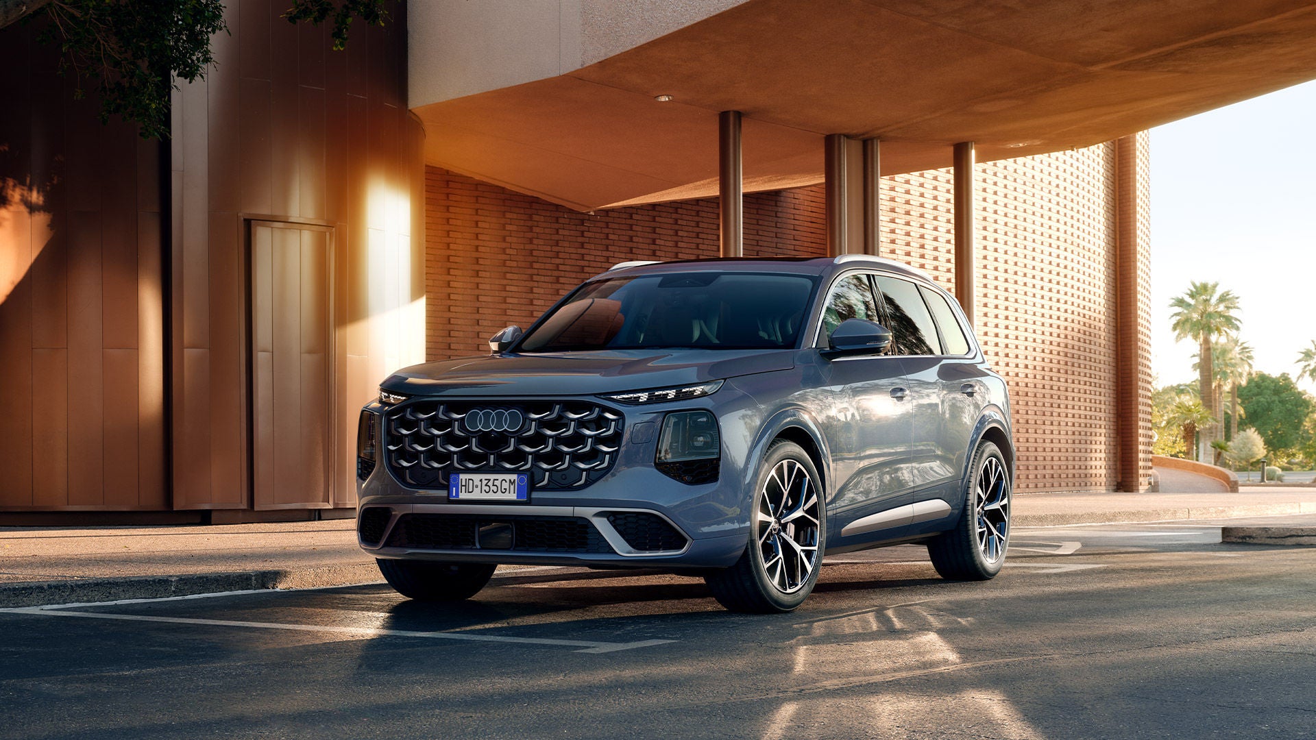 Vista frontale di Nuova Audi Q7.