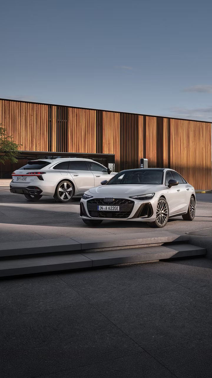 Twee Audi's tegenover elkaar, met een prachtige lucht op de achtergrond