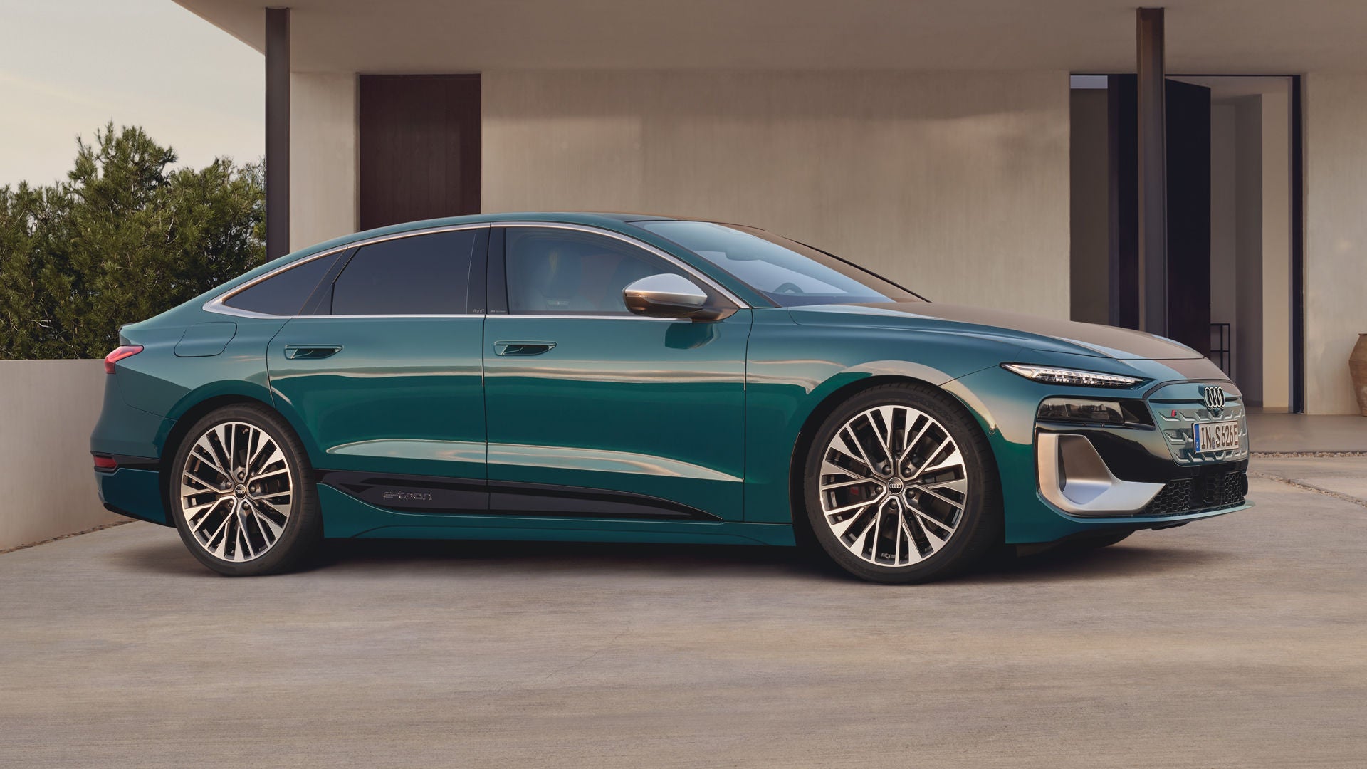 De S6 Sportback e-tron staat voor een modern huis, met een licht schuin zijprofiel.