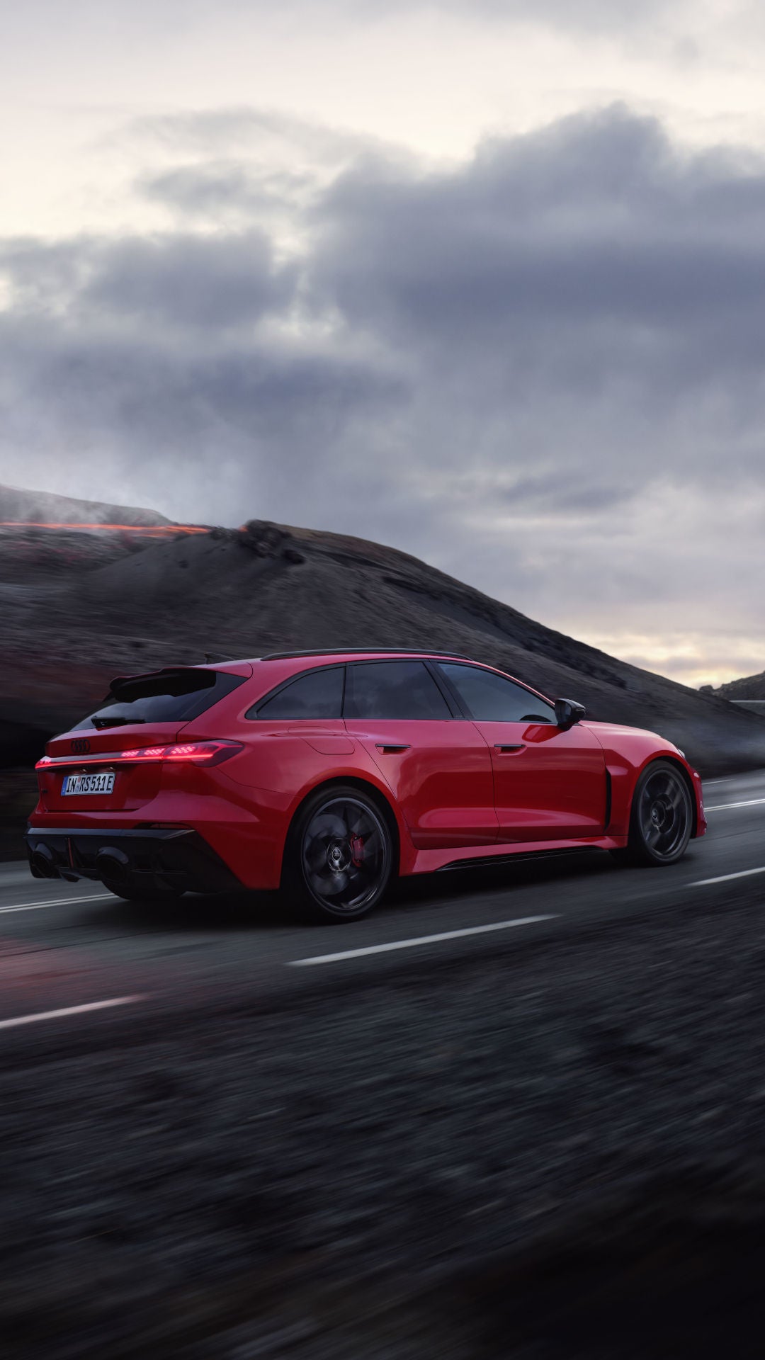 De Audi RS 5 Avant op de weg.