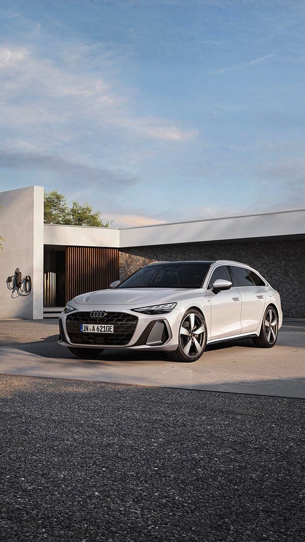 Vista laterale di Audi A6 Avant e-hybrid durante la ricarica