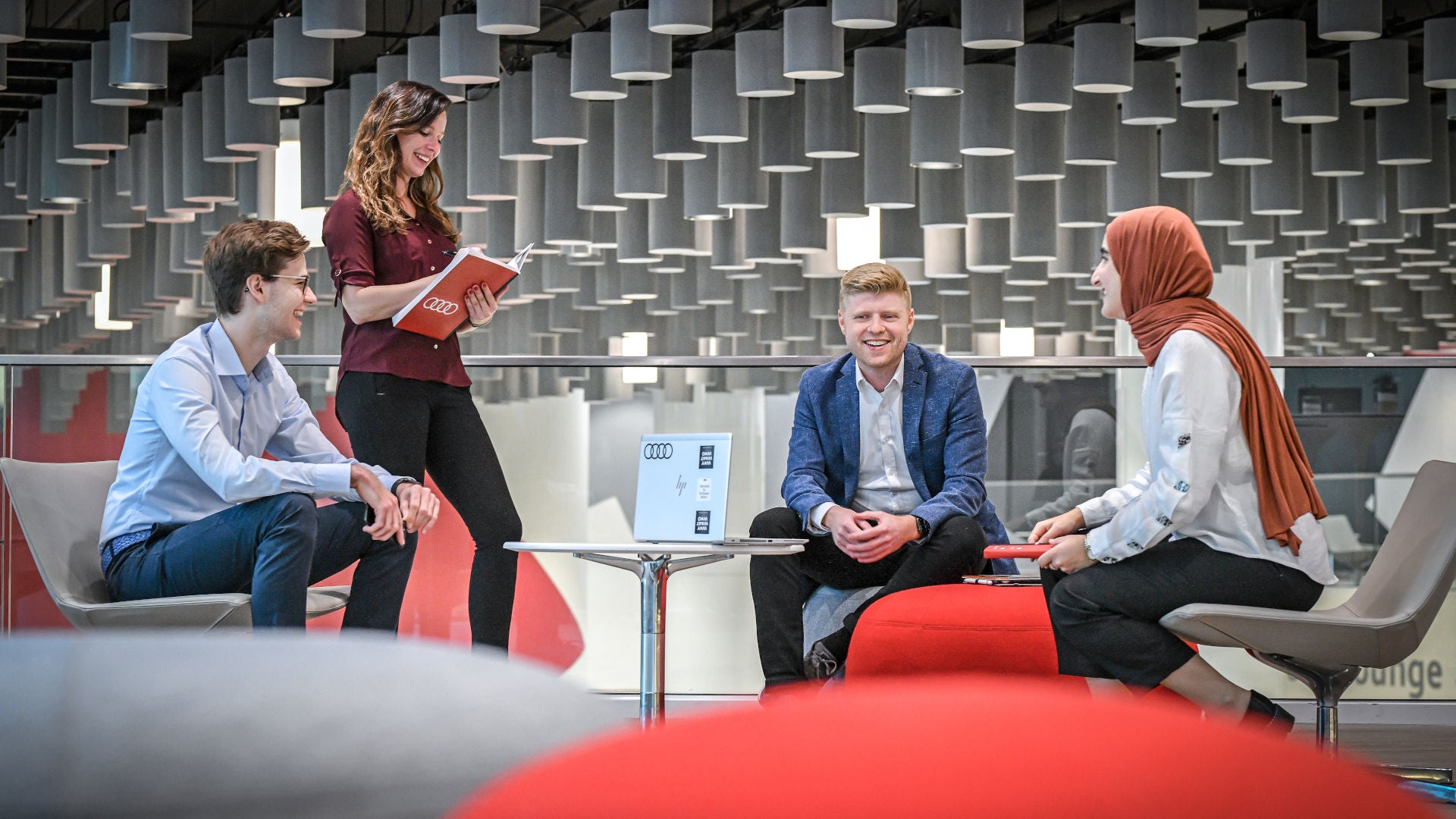 Vier Personen sitzen an einem Tisch und unterhalten sich