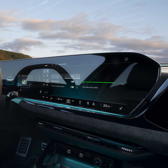 Audi A5 Avant e-hybrid innenraum, MMI Display mit verschiedene Fahrmodis