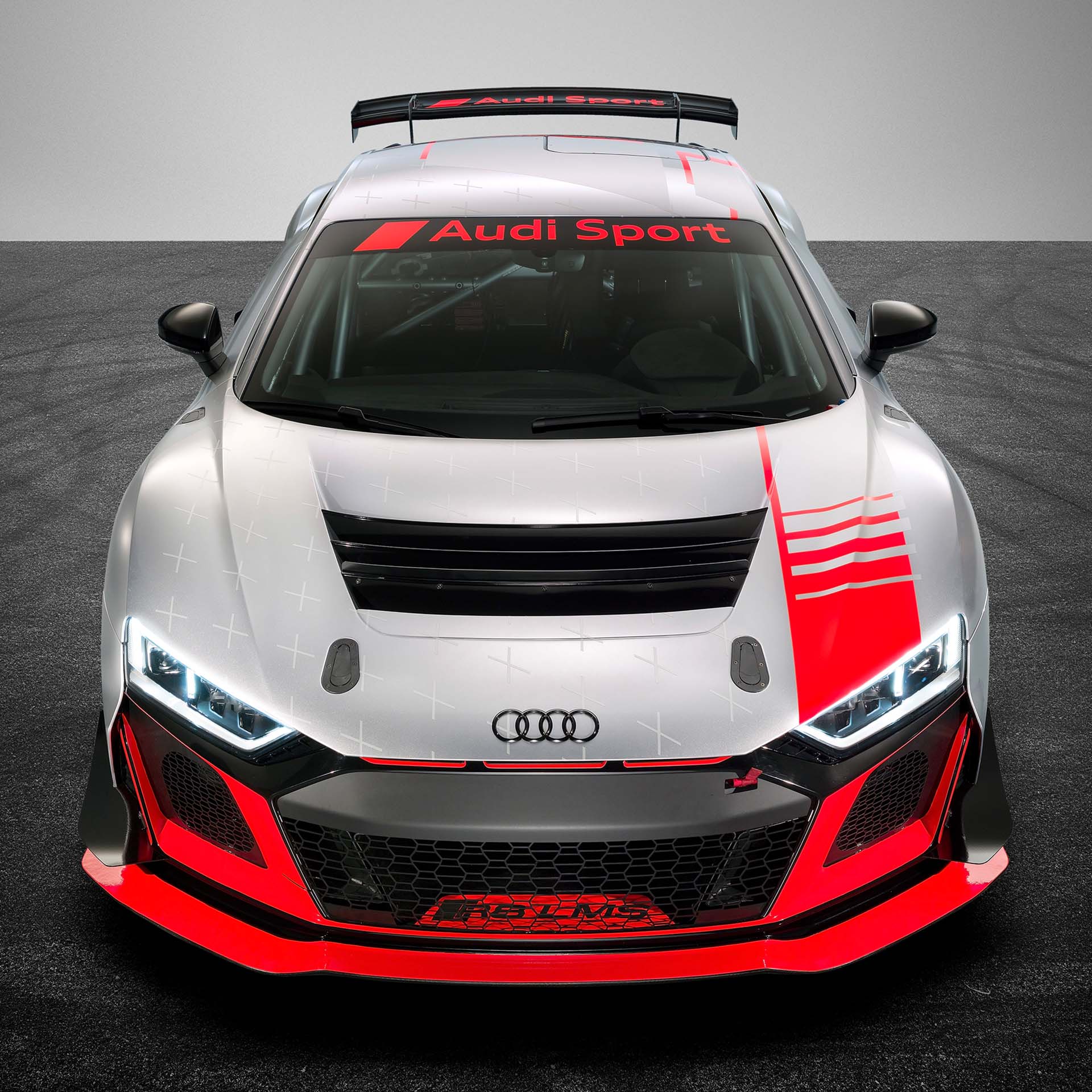 Das Foto zeigt den ausgestellten Audi R8 LMS GT4-Rennwagen.