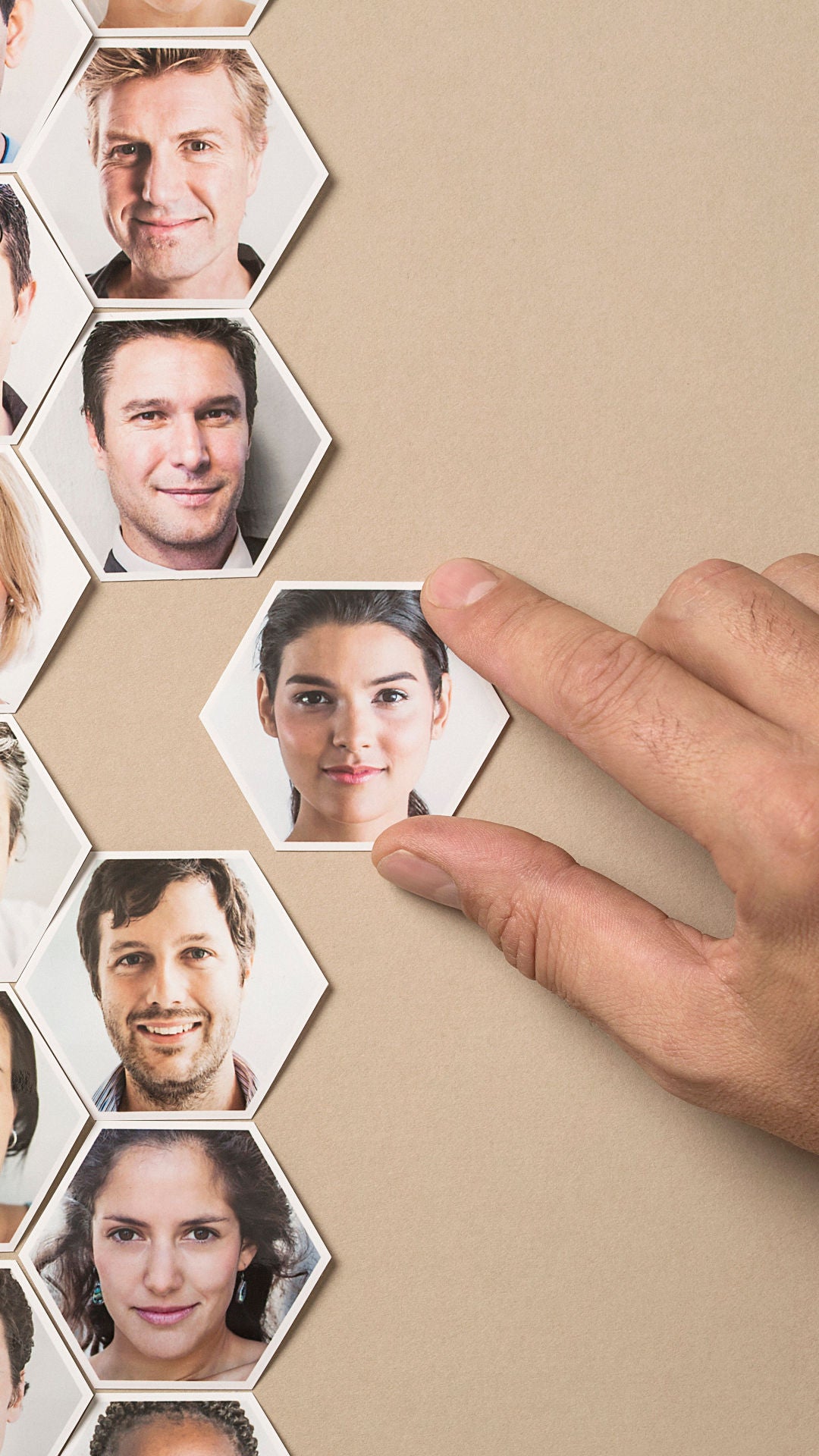 Ein Puzzle mit vielen Gesichtern zeigt das Zusammenspiel aller im Bereich Diversity & Inclusion.