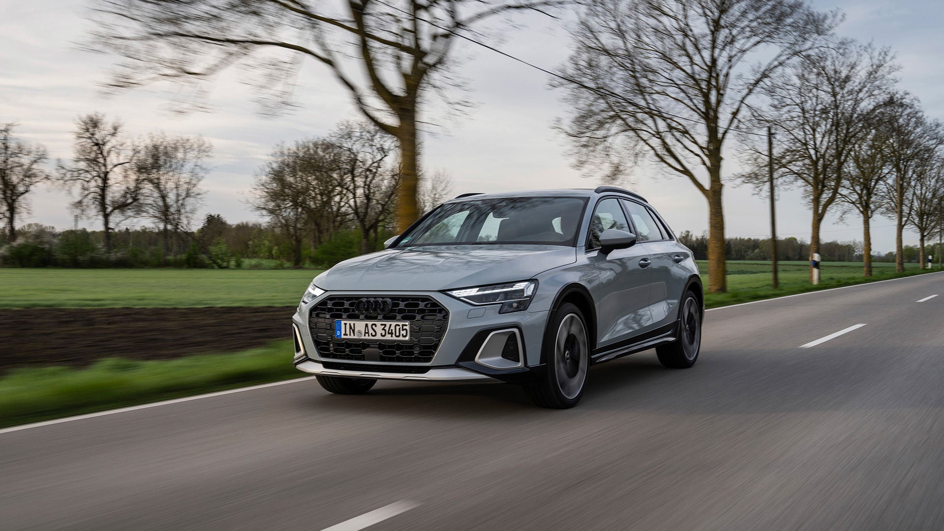 Foto de los trabajos de mantenimiento adicionales en la inspección de un coche híbrido enchufable a los 8 años o 120.000 km. 