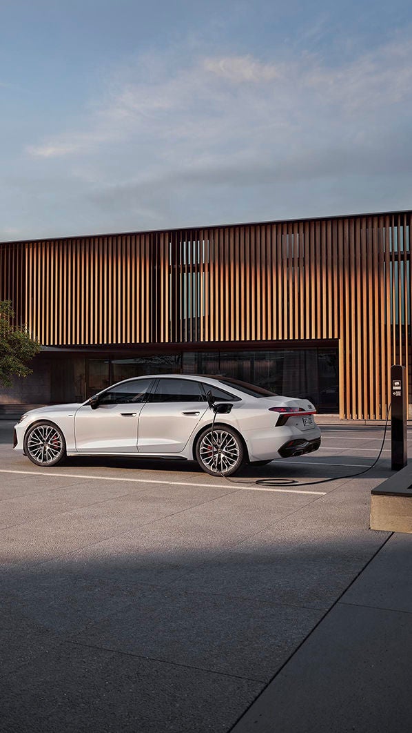 Vista laterale Audi A6 e-hybrid in fase di ricarica