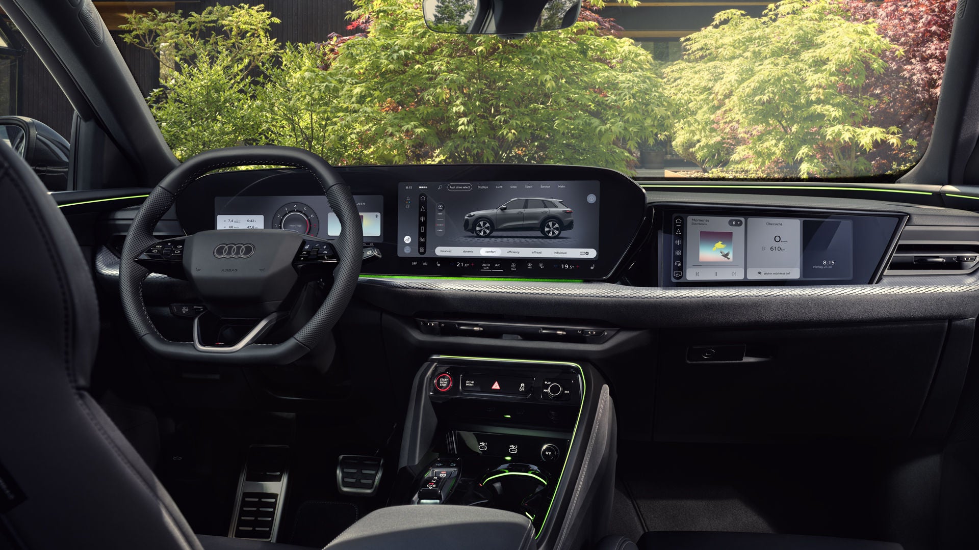 Blick von der Rückbank in das Cockpit des Q5 SUV. Im Fokus steht das Panoramadisplay mit dem Audi Virtual Cockpit und dem MMI Display.
