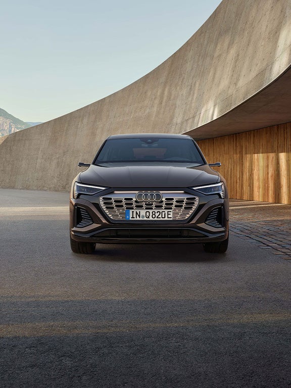 Audi Q8 Sportback e-tron SUVの力強さとリヤに向かって美しく弧を描く流麗なシルエット