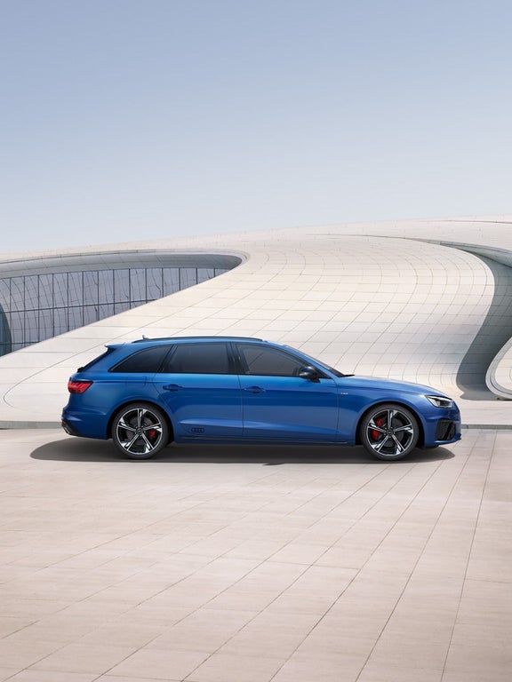 Foto de la vista lateral de un Audi A4 Avant con pinzas de freno en rojo. 