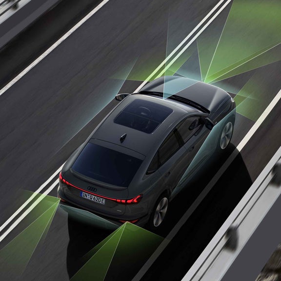 The Q6 Sportback e-tron from an angle above. From the rear and front, green and blue vectors divide the areas behind and in front of the vehicle.