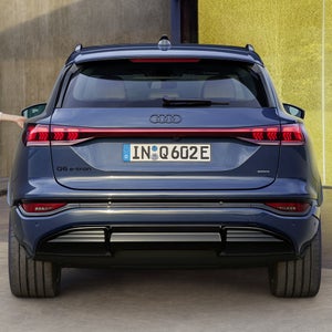 Digital OLED-teknik med bakljussignaturer, dynamiskt blinkande ljus och ljusremsa.