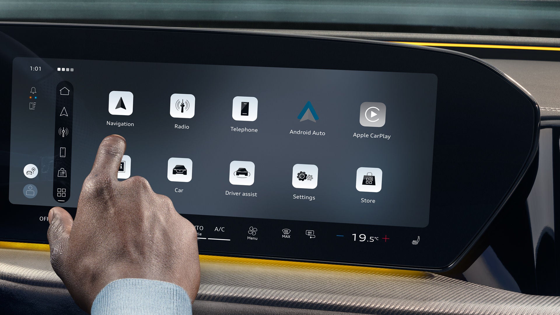 Een close-up van het MMI-touchdisplay in de Audi Q5 Sportback. Een man wijst met zijn vinger naar het navigatie-icoon.