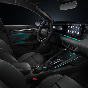 Blick von der Beifahrerseite auf das Cockpit mit Lenkrad, Mittelkonsole, digitale Displays und das Ambiente-Licht.