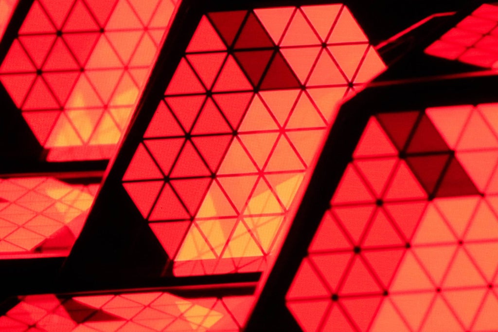 Detail van een rood verlicht achterlicht.