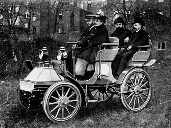 Black and white photo of several people in Horch 1