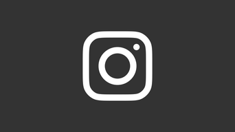 Instagram Logo auf dunkelgrauem Hintergrund