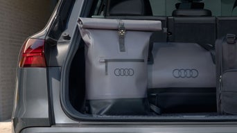 Kofferraum eines Audi mit mehreren Audi-Taschen ordentlich verstaut.