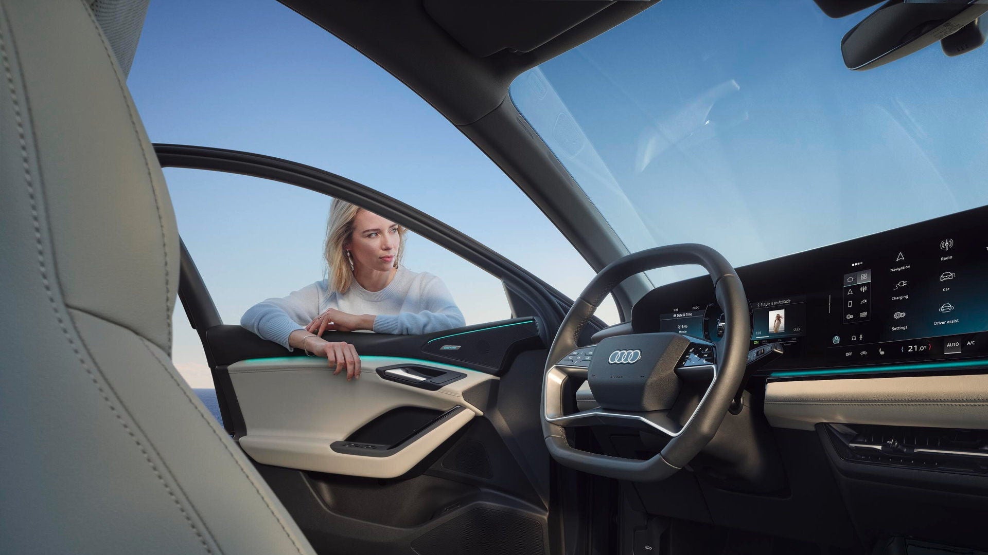 En kvinde står ved døren af en Audi 