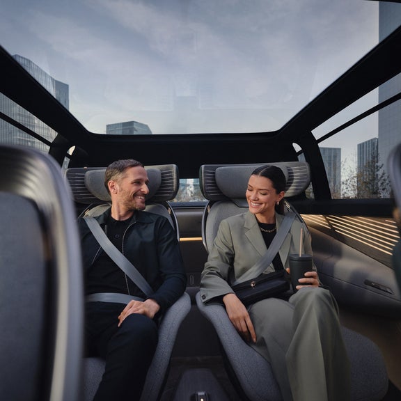 El amplio techo panorámico del Audi urbansphere concept permite observar el exterior de un modo único. 