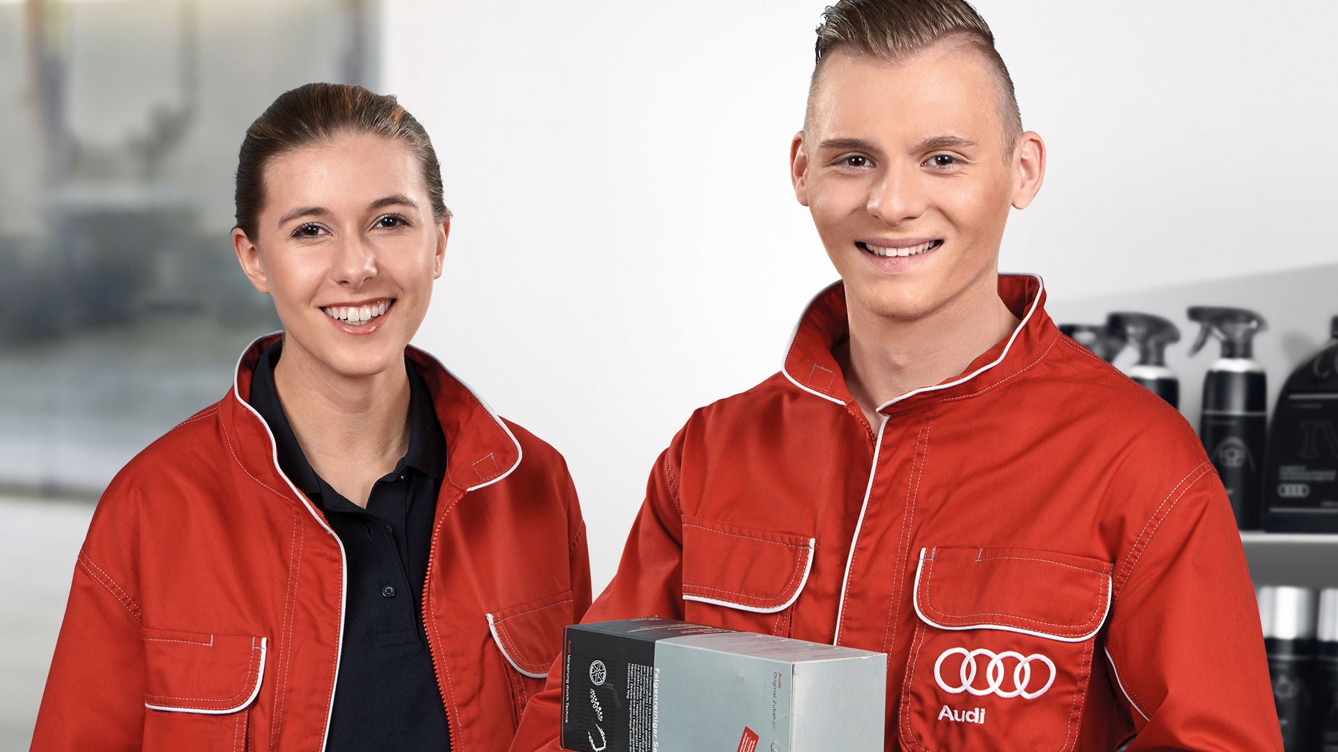 Zwei Auszubildende lächeln in die Kamera