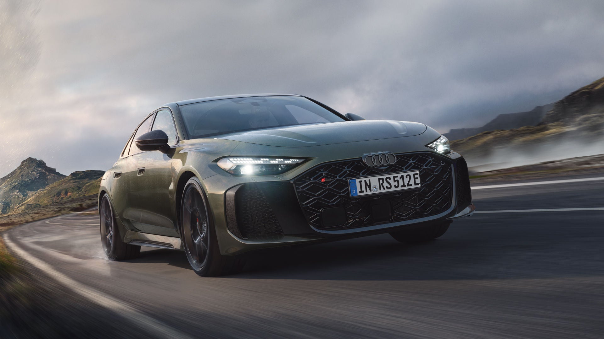 Audi RS 5 Sedan kör på en bergsväg.