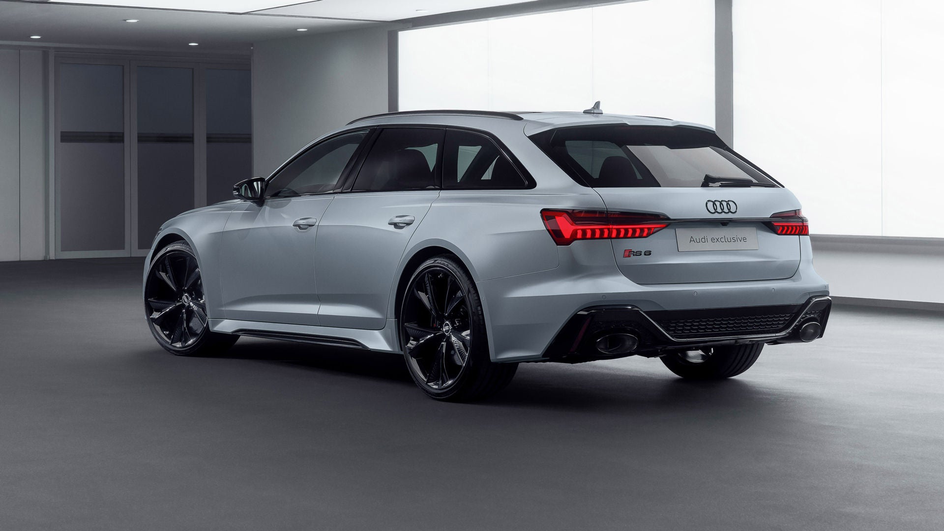 Heckaufnahme von schräg hinten des Audi RS 6 Avant. Fokus liegt auf der Matteffekt-Lackierung Audi exclusive.