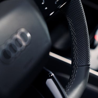 Detailaufnahme der Nähte am Lenkrad.