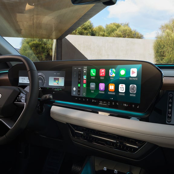Close-up of the panoramic display and the MMI passenger display.