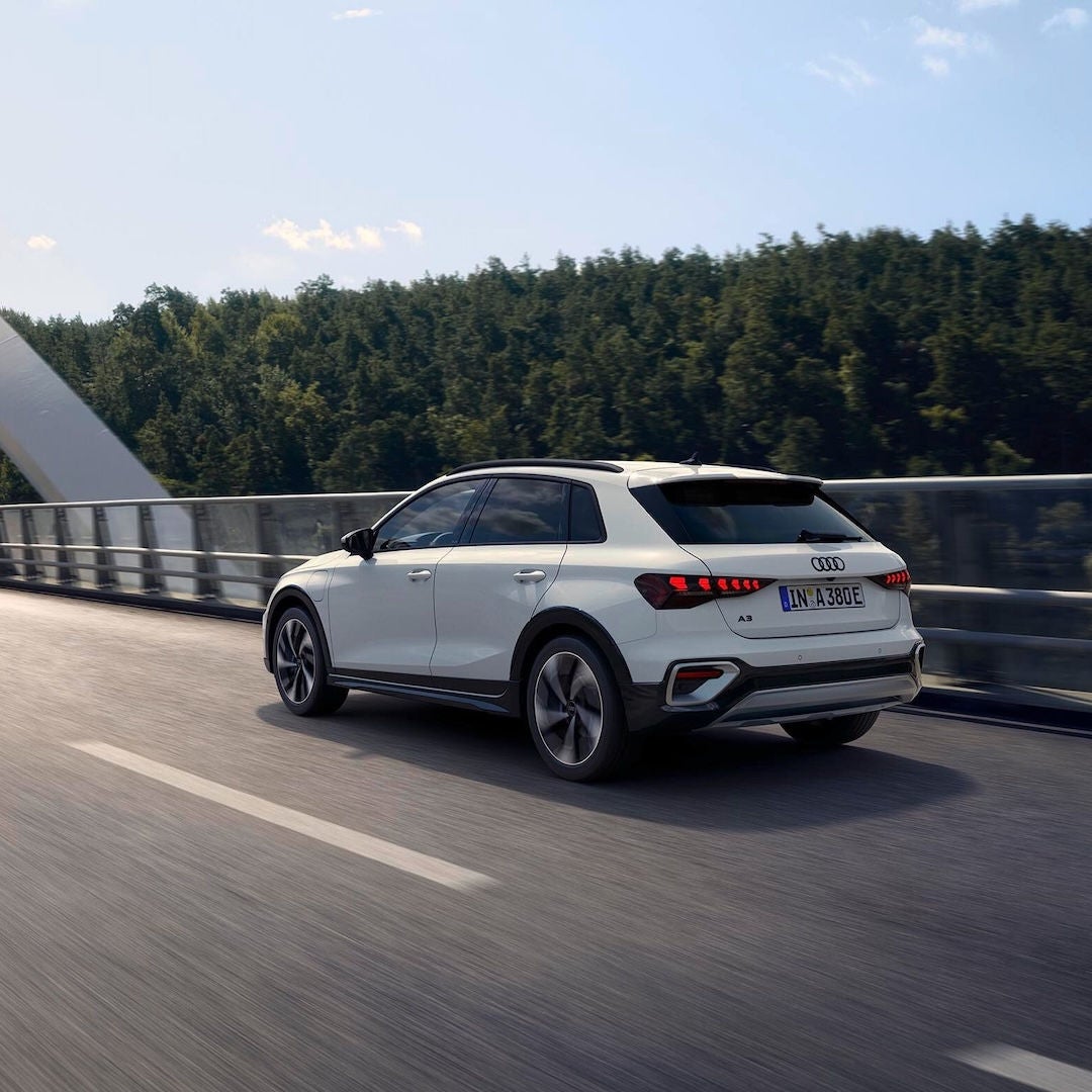 Audi A3 allstreet TFSI e in marcia su una strada di montagna