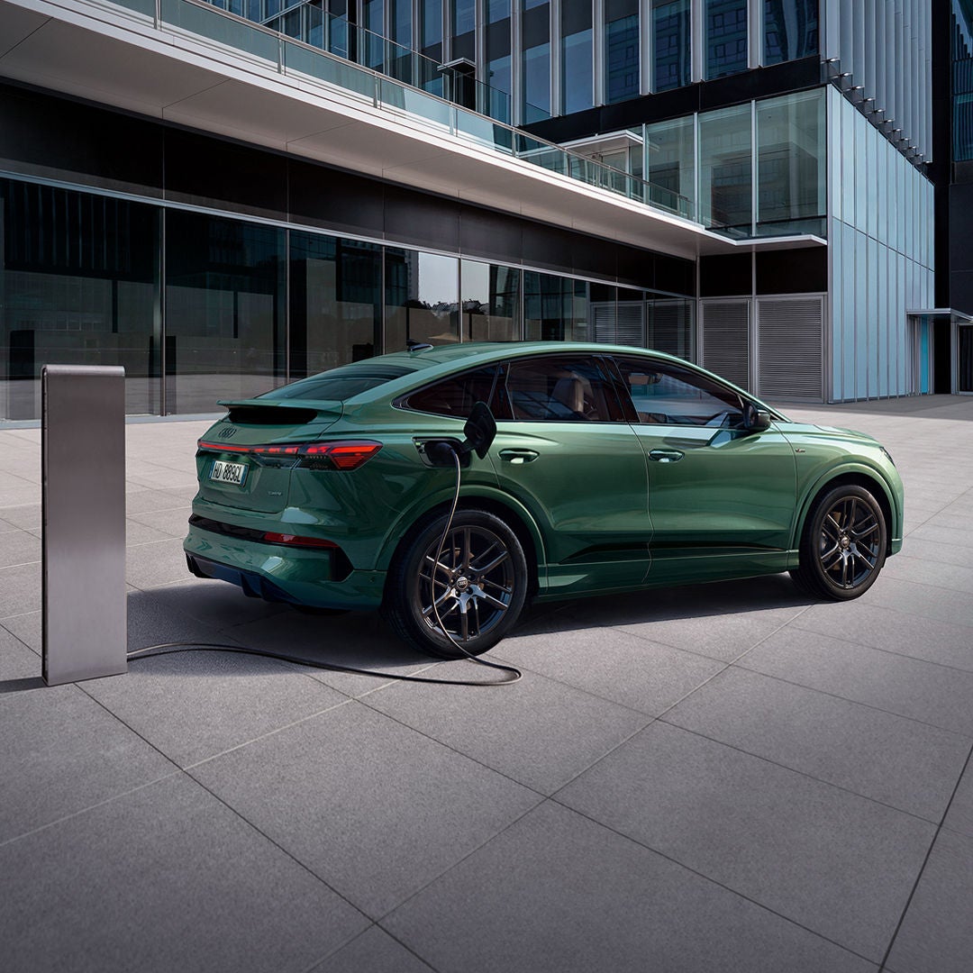 Nuova Audi Q4 e-tron in ricarica su colonnina elettrica 