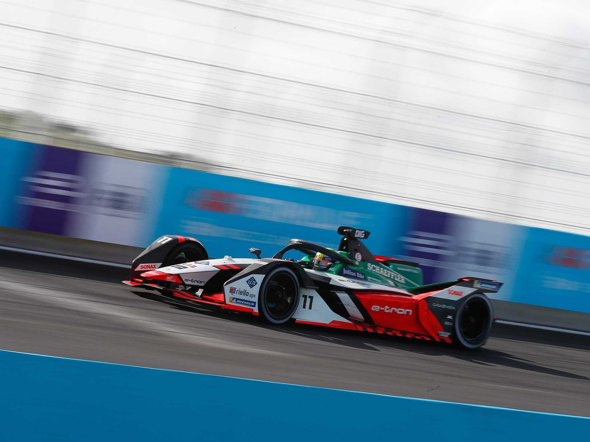 Das Foto zeigt ein Audi Formel-E-Auto auf der Strecke in Mexiko im Jahr 2021.