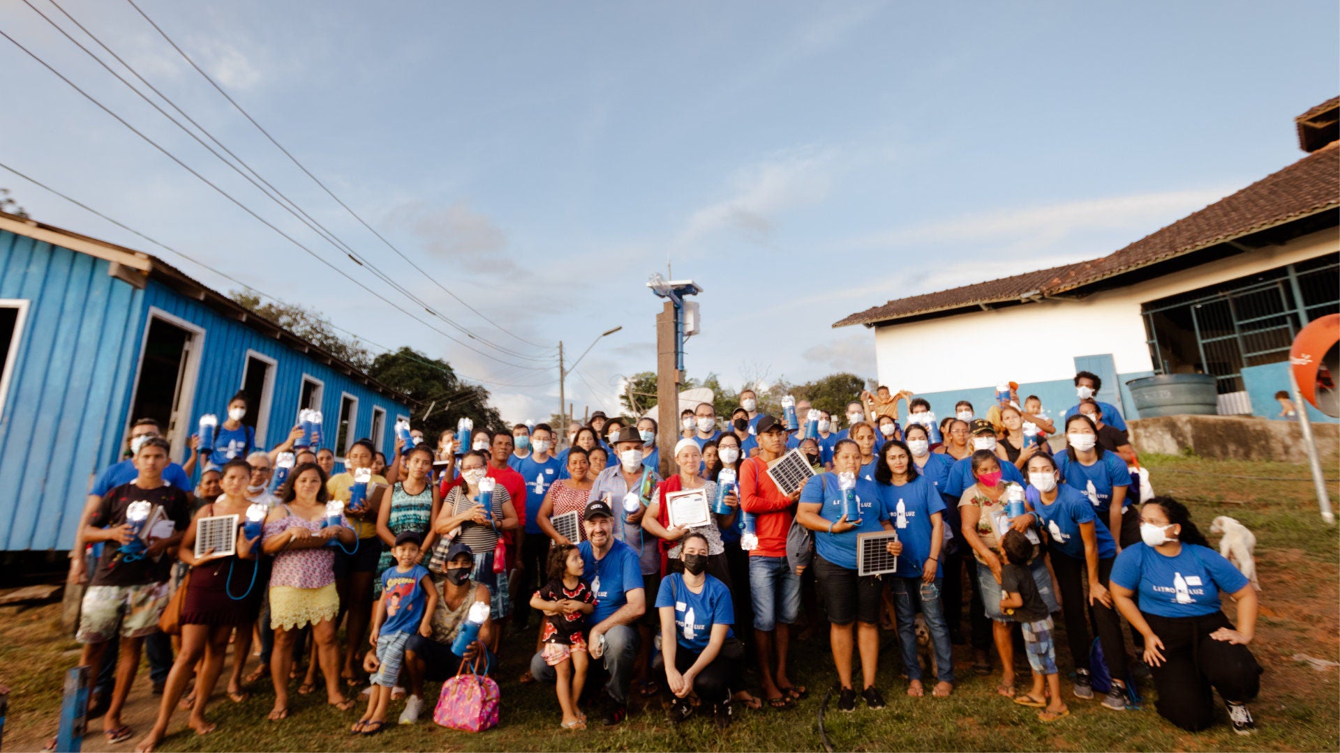 Helfer posieren für ein Gruppenfoto
