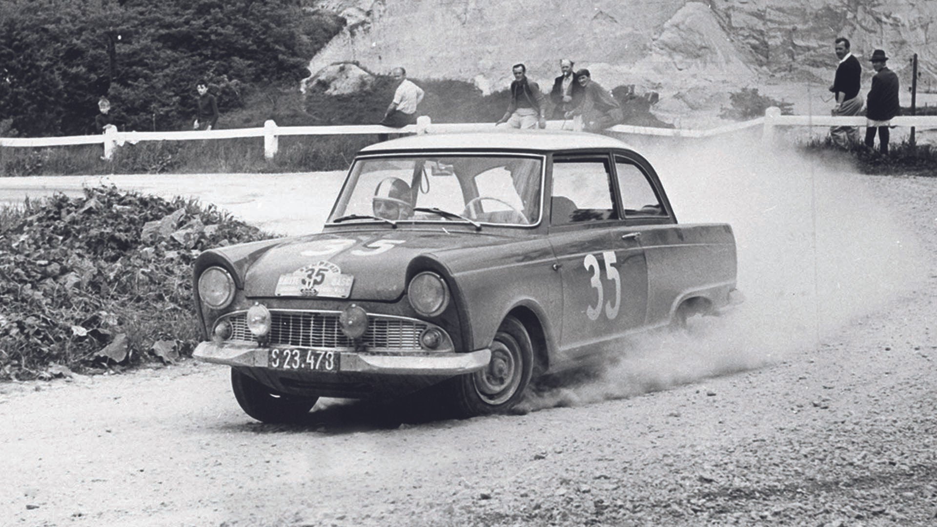 Das Foto zeigt ein DKW-Rallyeauto auf Schotter.