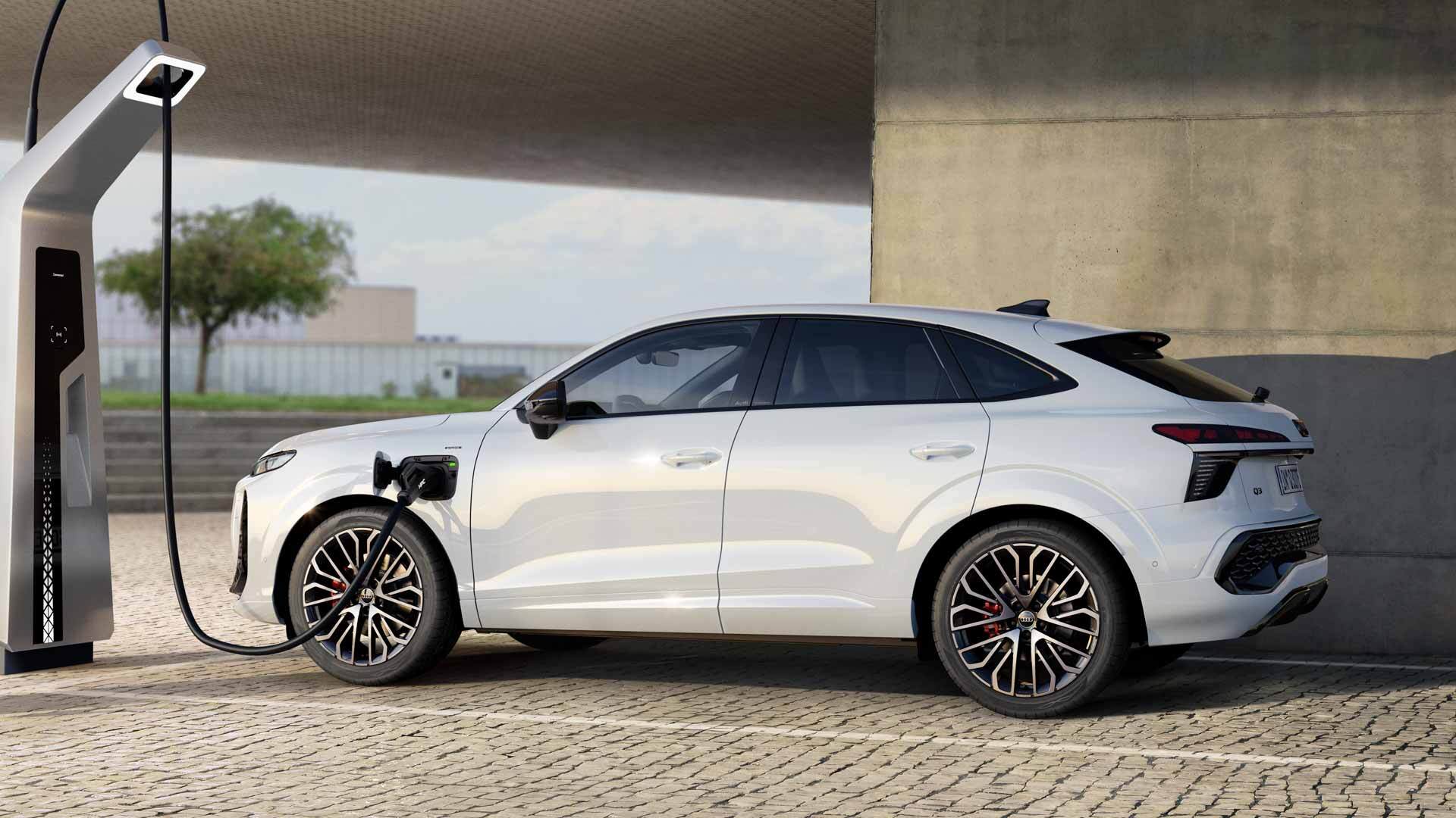 De Audi Q3 Sportback e-hybrid aan een laadpaal