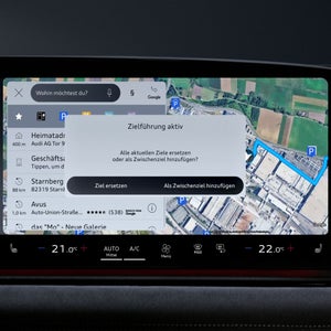 Nahaufnahme eines Displays im Fahrzeuginnenraum. Abgebildet ist eine digitale Karte, überlagert von einem Benachrichtigungsfeld mit dem Text "Zielführung aktiv".
