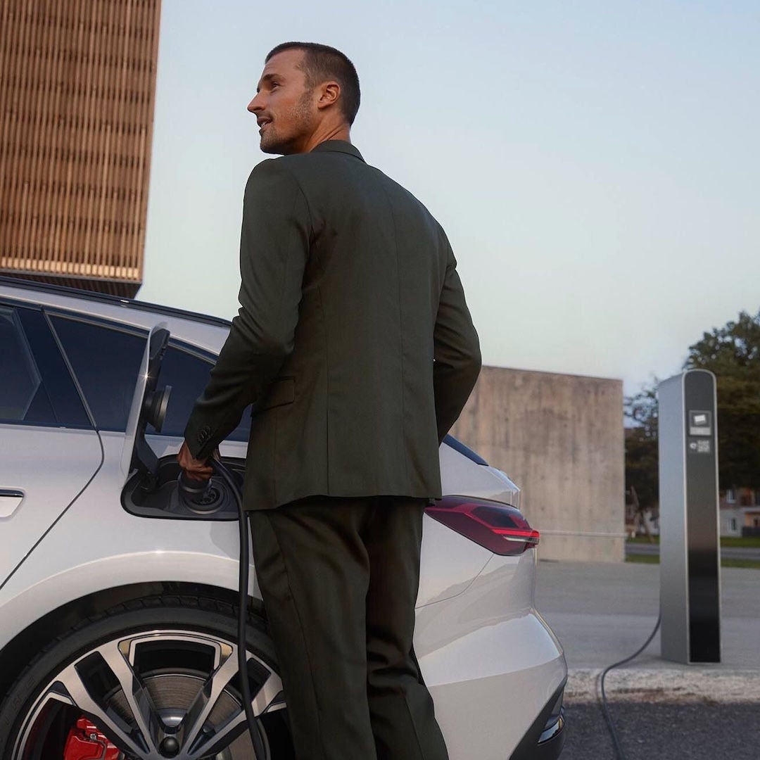 Audi A5 e-hybrid mentre viene collegata a una colonnina di ricarica elettrica