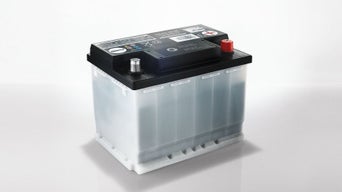 Audi Starterbatterie vor weißem Hintergrund