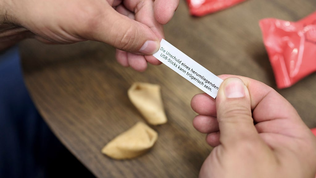 Andreas Walter öffnet einen Glückskeks.