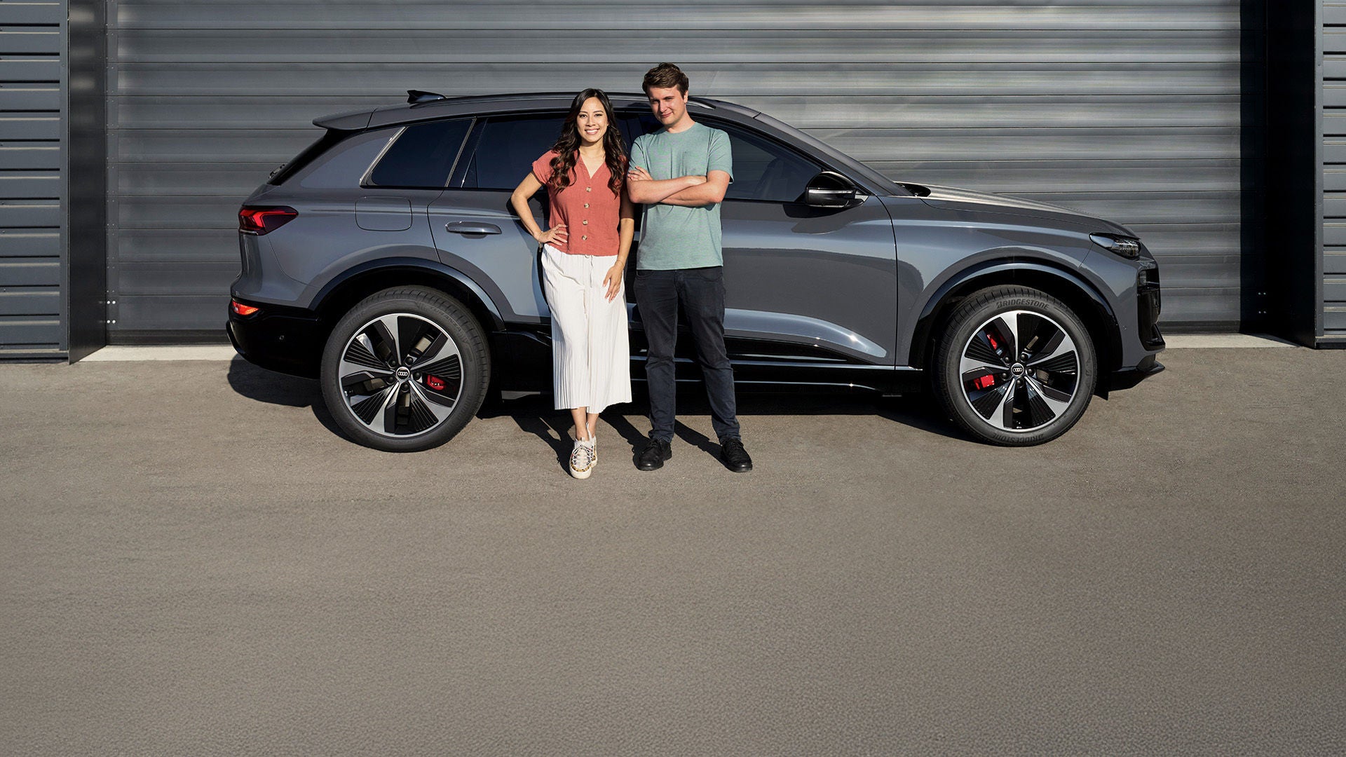Jan Totz und Techentrepreneurin Sophia stehen vor einem Audi