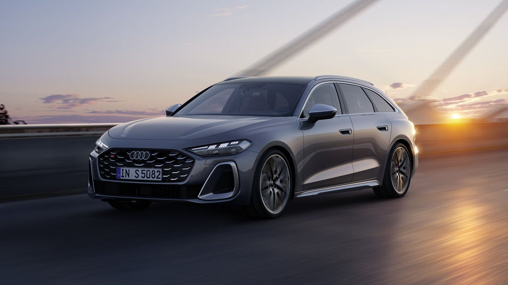 Der S5 Avant im schrägen Frontprofil, während er eine Küstenstraße entlangfährt.