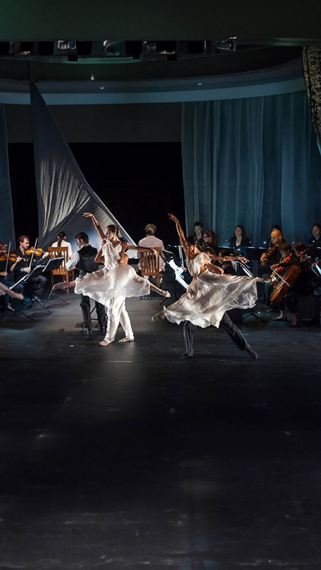 Tänzer peformen ein Stück auf der Bühne.