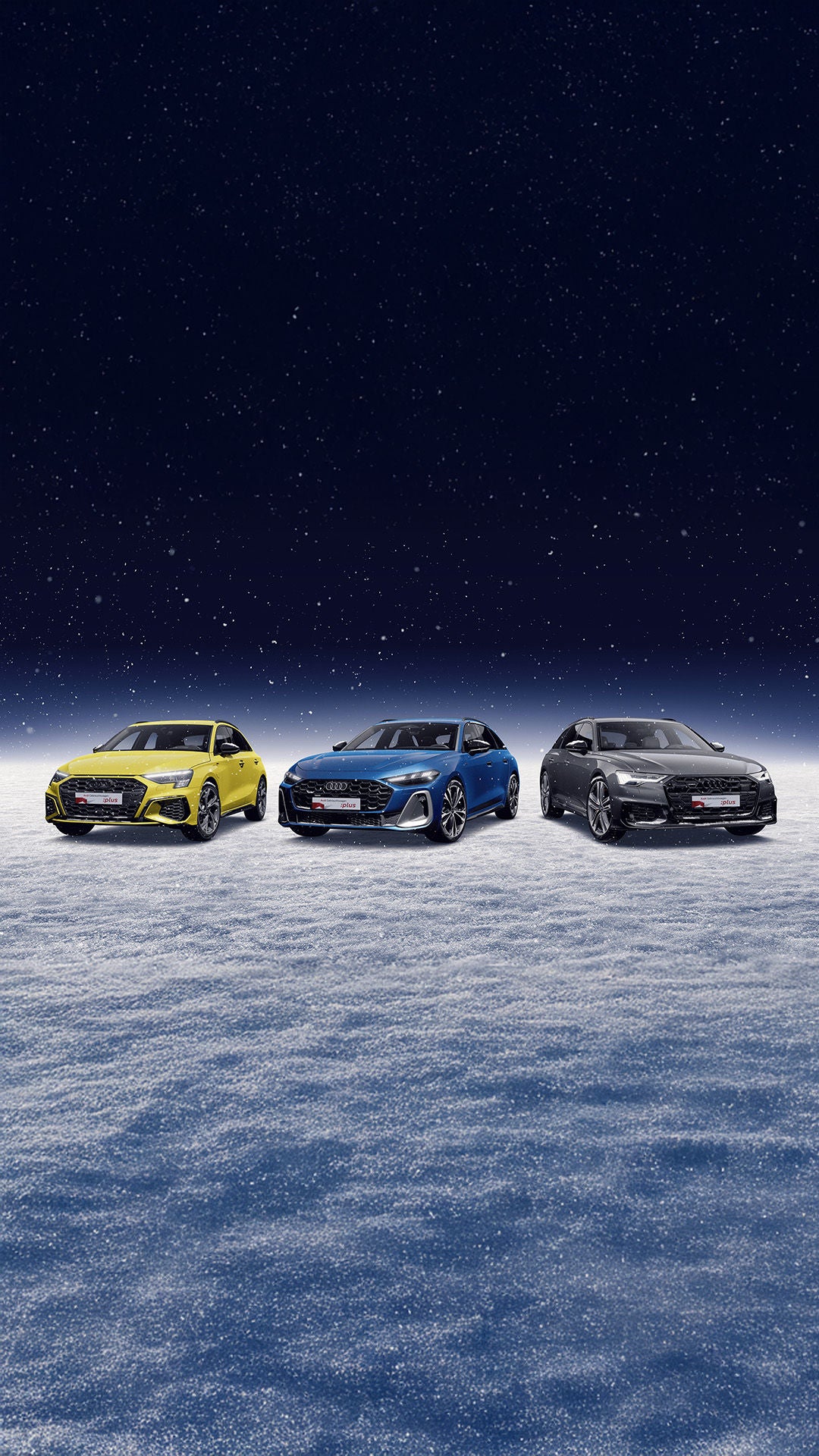 Ein gelber Audi A3 Sportback, ein blauer Audi A5 Avant und ein dunkelgrauer Audi A6 Avant stehen nebeneinander auf einer weiten, verschneiten Fläche. Im Hintergrund erstreckt sich ein dunkler, klarer Sternenhimmel. Alle Fahrzeuge tragen Kennzeichen mit dem „:plus“-Schriftzug.