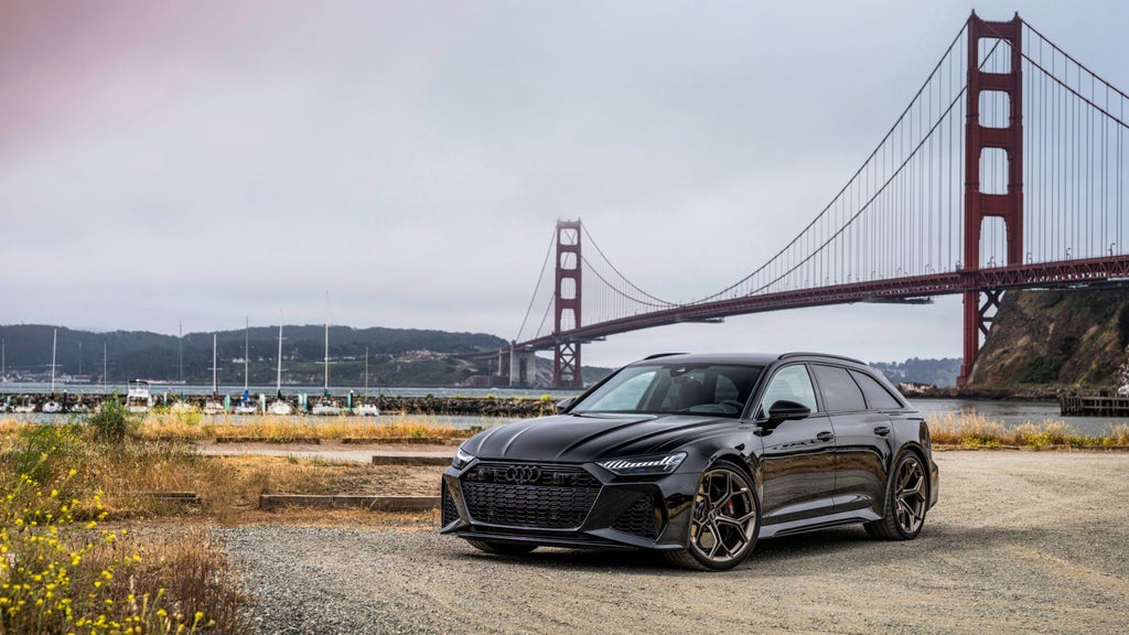 Audi Modell steht vor einer Brücke auf einem Sandboden
