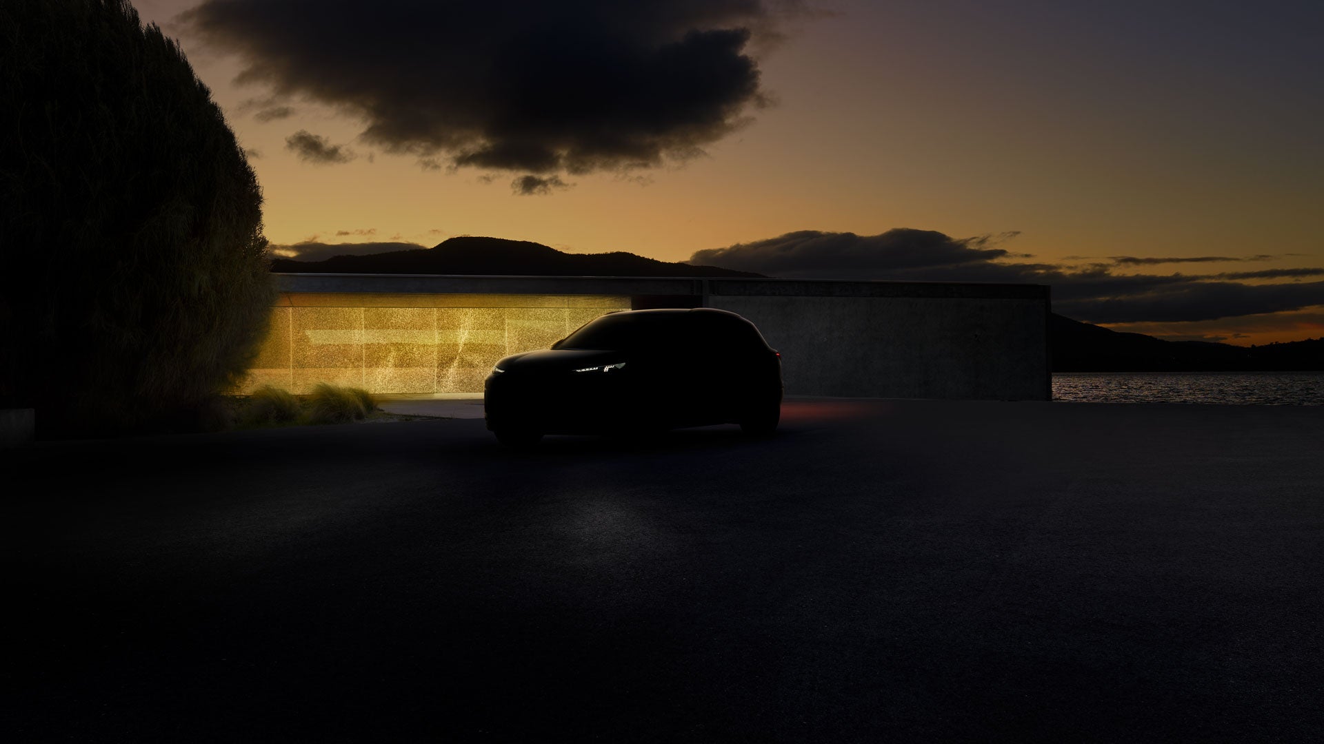 Ein silberner Audi Q7 SUV TFSI e lädt an Wallbox vor modernem Haus, ein lächelndes Paar im Businessoutfit läuft Arm in Arm rechts am Auto vorbei.