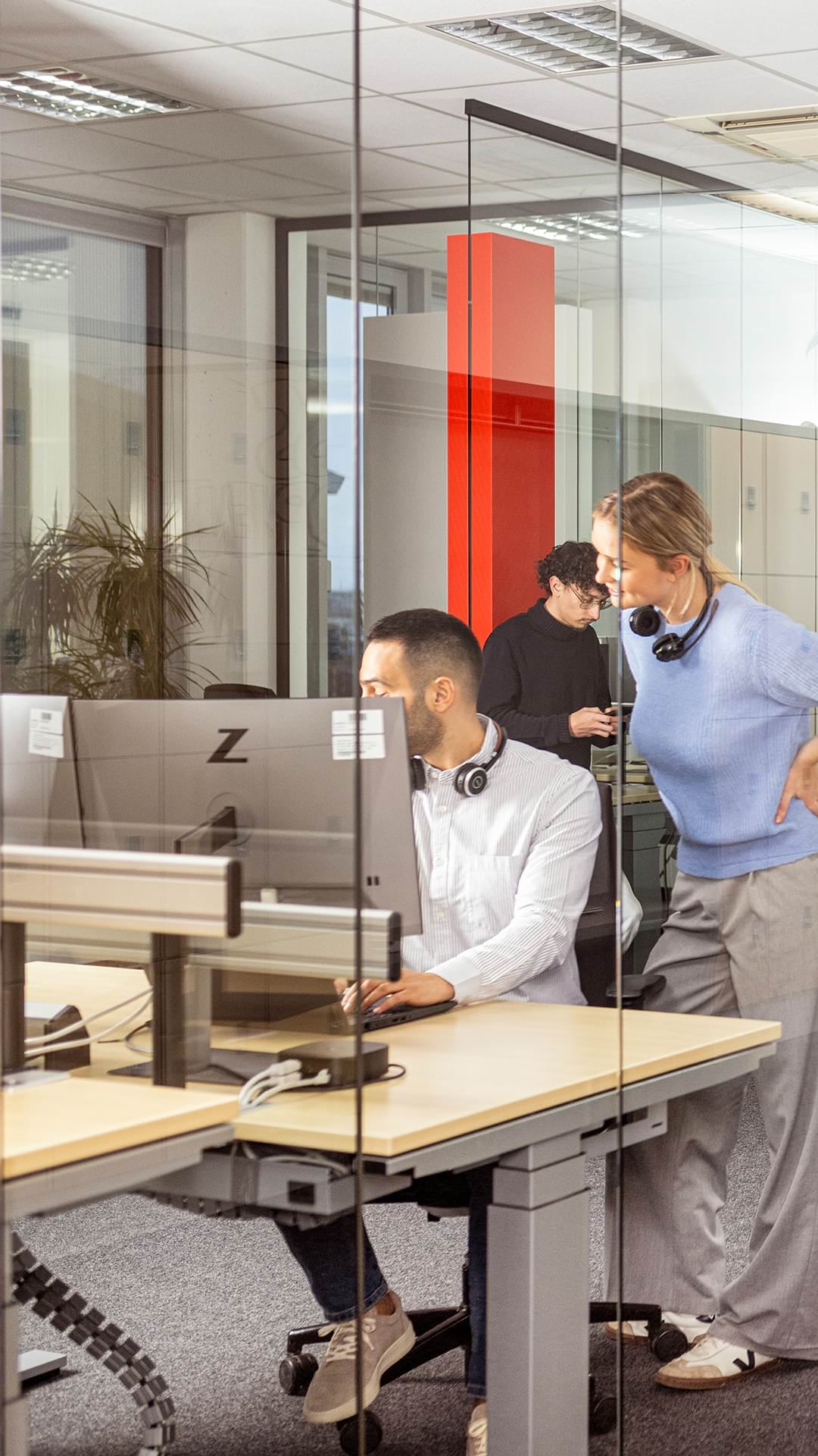 Eine Frau steht neben einem blauen Audi A5 auf einem großen Platz