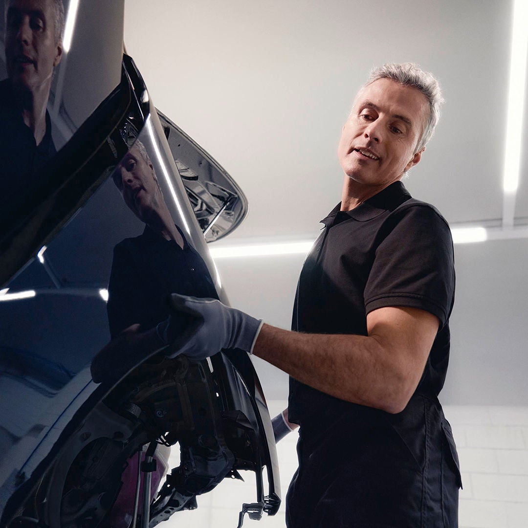 Ansatt jobber på Audi-verksted