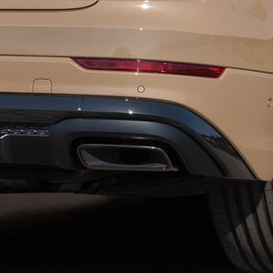 Nahaufnahme eines Endrohrs des Q8 SUV.